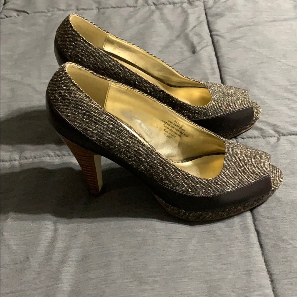 Banana Republic pumps with only a couple scuffs - Picture 8 of 8